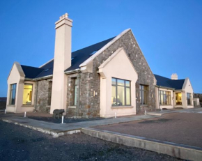 Luxurious Private Retreat w/Panoramic Ocean Views.